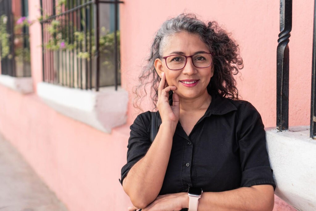 Mujer adulta viviendo la etapa del climaterio con bienestar
