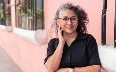 Mujer adulta viviendo la etapa del climaterio con bienestar
